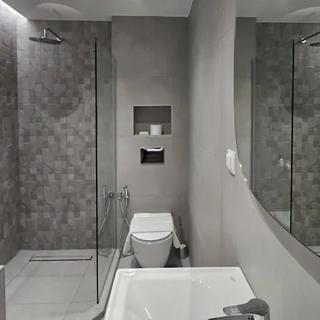 New Sub-penthouse Gem - Walk To Metro & Waterfront Lägenhet *