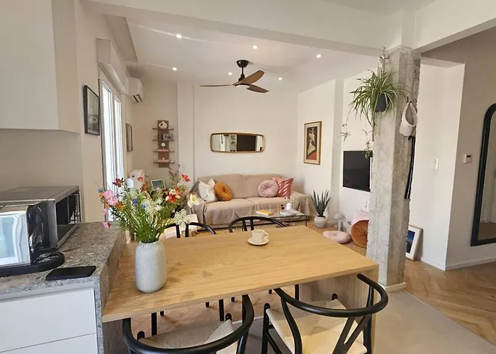 New Sub-penthouse Gem - Walk To Metro & Waterfront Thessaloníki