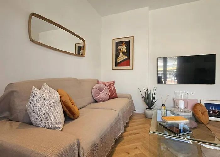 New Sub-penthouse Gem - Walk To Metro & Waterfront Appartement Thessaloniki