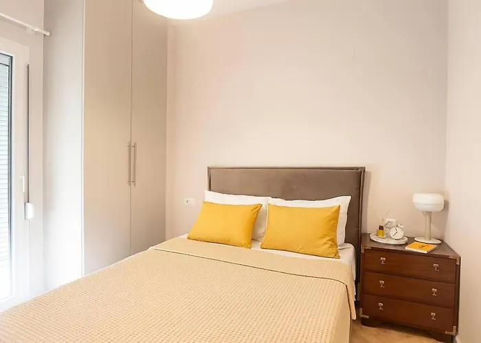 New Sub-penthouse Gem - Walk To Metro & Waterfront Lägenhet