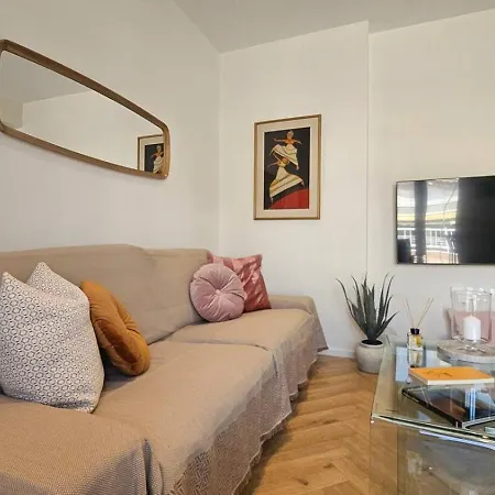 New Sub-penthouse Gem - Walk To Metro & Waterfront Appartement Thessaloniki