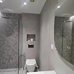 New Sub-penthouse Gem - Walk To Metro & Waterfront Tesalónica