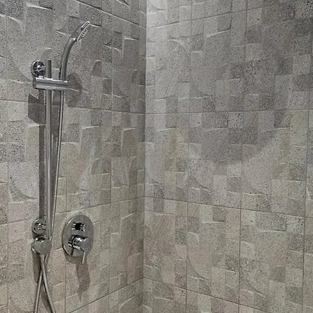 New Sub-penthouse Gem - Walk To Metro & Waterfront דירה